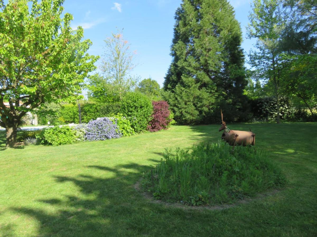 Chez Pierre Et Caroline Bed & Breakfast Les Herbiers Exterior photo